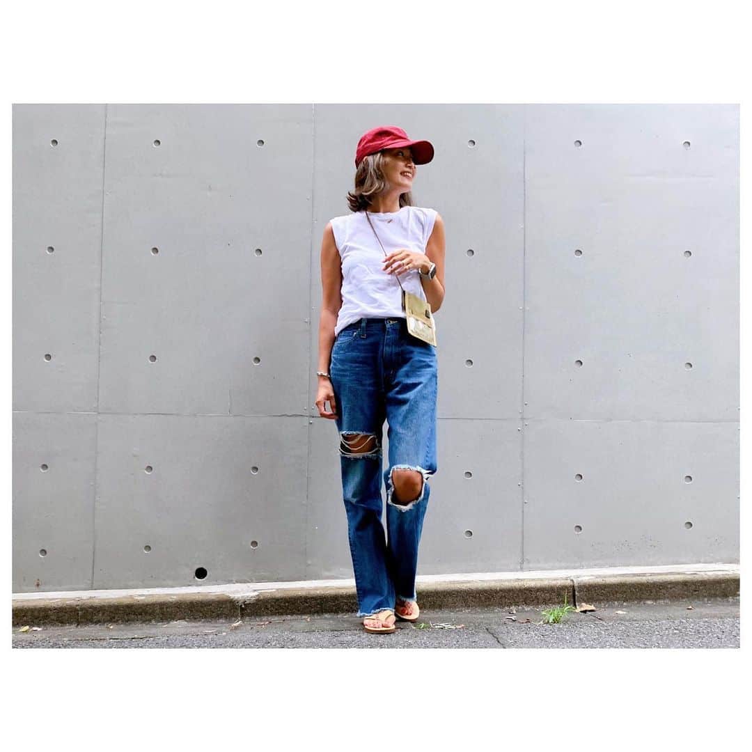 のインスタグラム：「夏はほぼ毎日びーさん族。 まだまだ履いていたい。 コーデュロイキャップの再販予約は明日正午までです。 Tops/ #hanes #biotop Pants/ #herfee (sale対象品) Cap/ #herfee (予約受付中) Shoes/ #rainbowsandals  Idcase/ #miscalif  #fashion #style #ootd #outfits #herfee_official」
