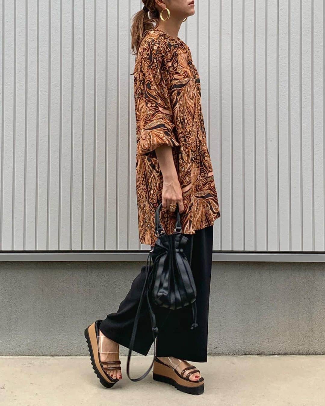 natsumi ♥︎さんのインスタグラム写真 - (natsumi ♥︎Instagram)「2019/08/22 . . 今から秋に使える H&Mのパターンワンピース！ . 60's英国スカーフの革新的なデザイナーのひとり リチャード･アランとのコラボコレクション✨ . ブラウンのペイズリー柄が秋らしさ満載🍂🍁 そのまま着ても、ブラウジングして着ても可愛い❤️ ブーツ合わせしたら可愛いだろう〜😆 . 全国のH&Mとオンラインストアで 今日から発売開始です!! . . トップス➞#handm @hm パンツ➞#uniqlo @uniqlo サンダル➞#murua @murua_official バッグ➞#beautyandyouth @beautyandyouth_official . . #HM #HMxME  #richardallanxhm #HMxリチャードアラン #リチャードアラン」8月22日 20時37分 - natsu420