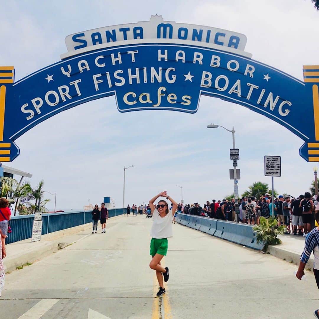 橋本真依さんのインスタグラム写真 - (橋本真依Instagram)「・﻿ Santa Monica🌴サンタモニカ﻿ ﻿ Santa Monica pierに行ってきました✨﻿ この看板のお隣にあるお店﻿ 「The Lobster 」🦞﻿ ﻿ ここにお友達が働いていたので会いに☺️﻿ ここでのお友達との出会いが﻿ 私のLAひとり旅を大きく変えることに...✈️﻿ ﻿ ランチはロブスターサンドがオススメ💗﻿ ほんとはポテトがつくんだけど﻿ サラダにも変更可能なので﻿ 店員さんに言ってみてね！﻿ ﻿ 海外ってだいたんというか全部大きい！笑﻿ カットレモンも日本の3倍くらいあるから﻿ 思いっきりかけられてレモン大好きな私に最高❤️﻿ ﻿ ﻿ ﻿ ﻿ ﻿ #女子力ねーさん#ロサンゼルス#ロサンゼルス旅行#タビジョ#サンタモニカ﻿ #happy#smile#love#peace#lucky#tbt#l4l#followme#followback#instagood#photooftheday#Japan#beach#sea#swimwear#LA#beachgirl#SantaMonica#beaches#beachside#California#beachy#summervacation#summerfashion#lobster﻿」8月22日 20時29分 - hashimotomai430
