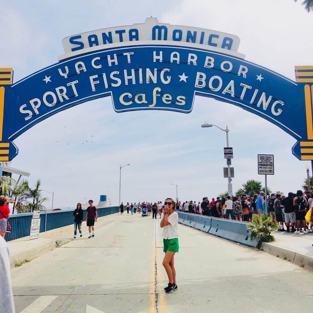 橋本真依さんのインスタグラム写真 - (橋本真依Instagram)「・﻿ Santa Monica🌴サンタモニカ﻿ ﻿ Santa Monica pierに行ってきました✨﻿ この看板のお隣にあるお店﻿ 「The Lobster 」🦞﻿ ﻿ ここにお友達が働いていたので会いに☺️﻿ ここでのお友達との出会いが﻿ 私のLAひとり旅を大きく変えることに...✈️﻿ ﻿ ランチはロブスターサンドがオススメ💗﻿ ほんとはポテトがつくんだけど﻿ サラダにも変更可能なので﻿ 店員さんに言ってみてね！﻿ ﻿ 海外ってだいたんというか全部大きい！笑﻿ カットレモンも日本の3倍くらいあるから﻿ 思いっきりかけられてレモン大好きな私に最高❤️﻿ ﻿ ﻿ ﻿ ﻿ ﻿ #女子力ねーさん#ロサンゼルス#ロサンゼルス旅行#タビジョ#サンタモニカ﻿ #happy#smile#love#peace#lucky#tbt#l4l#followme#followback#instagood#photooftheday#Japan#beach#sea#swimwear#LA#beachgirl#SantaMonica#beaches#beachside#California#beachy#summervacation#summerfashion#lobster﻿」8月22日 20時29分 - hashimotomai430