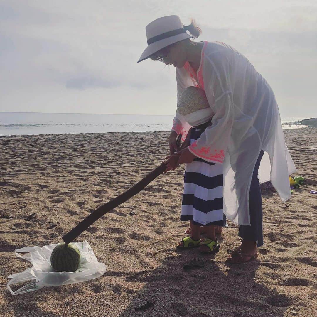 廣瀬規子のインスタグラム：「初めてのスイカ割り🍉 * #summermemories2019」