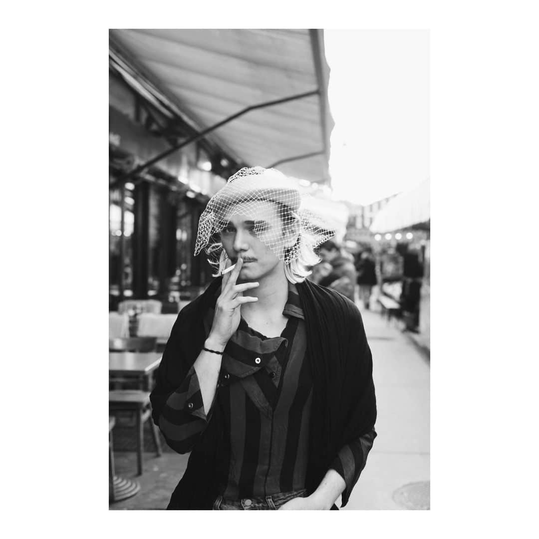 のインスタグラム：「Mühlbauer | #vienna ▪️ @alt.hurn wears EDDA. This elegant #hat piece is perfect for weddings or other festive occasions.  #hatmaker #naschmarktwien #muhlbauer #unisexfashion」