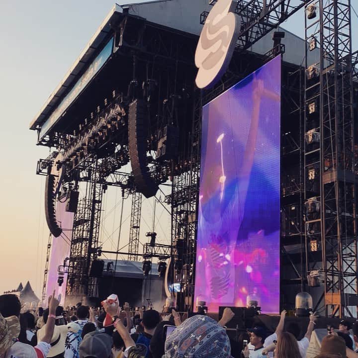 岡本麻佑のインスタグラム：「. @zedd @alanwalkermusic @thechainsmokers  もうサイコーでした😭🌈🌴🍉🍍#summersonic#osaka#zedd#alanwalker#thechainsmokers#music#summer」