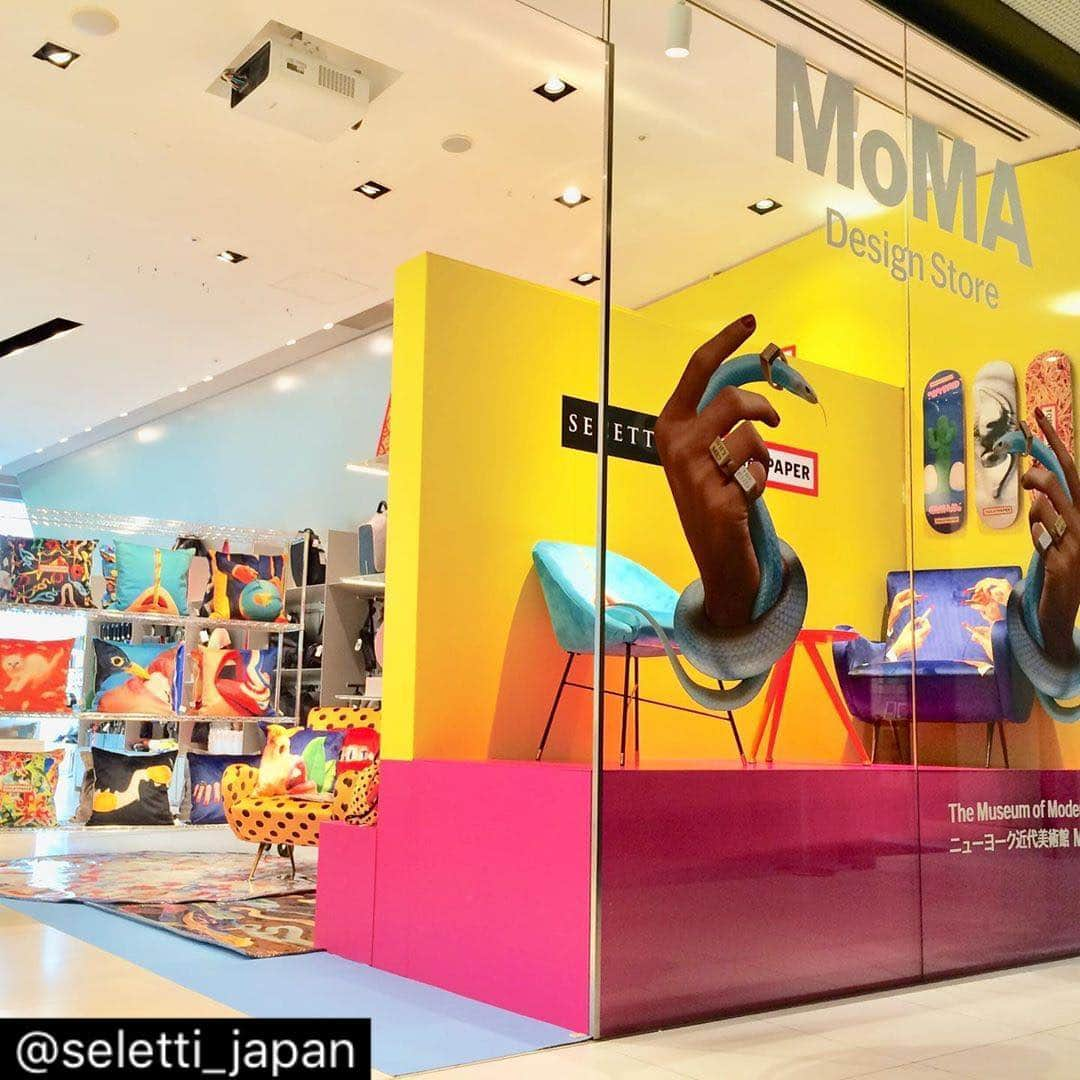 entre squareさんのインスタグラム写真 - (entre squareInstagram)「MoMA Design Storeにて、Seletti Wears TOILETPAPER ポップアップイベントを開催中！挑発的なグラフィックをあしらったホームデコのコレクションは必見です👀 期間中、店頭でアイテムを購入すると特製ステッカーをゲットできます！ . 【Seletti Wears TOILETPAPER ポップアップイベント】 販売期間:2019年8月22日(木) 〜 2019年9月13日(金) . ◾️MoMA Design Store 表参道 東京都渋谷区神宮前5-10-1 GYRE 3F 03-5468-5801 . ◾️MoMA Design Store 京都 京都府京都市中京区河原町通 三条下ル大黑町58番地 ミーナ京都1階 075-253-6450 . . .  #moma #momadesignstore #MOMAtoiletpaper #moma表参道 #moma京都 #seletti #toiletpapermagazine #セレッティ #ブラックユーモア #blackhumor #interior #tableware #selettiworld #selettiwears」8月22日 20時35分 - entresquare