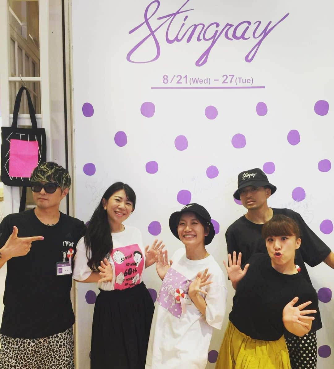 福岡晃子さんのインスタグラム写真 - (福岡晃子Instagram)「STINGRAY3人店長@阪急百貨店、無事に終了。爆乳三姉妹のヒデチチとモリチチが遊びに来てくれました！新喜劇ィズのメンバーに会うとホッとする〜^_^ オカチチが居なかったので代わりに爆乳ポーズやらせてもらった！ 来てくれた皆様、ありがとうございました٩( ᐛ )و 明日からも限定ショップは続きますので、よろしくお願い致します。 #私めっちゃ嬉しそう #オカチチのポジション #勝手にサイン偽造してみた #我ながらよくできた」8月22日 20時42分 - akikofukuoka_oluyo