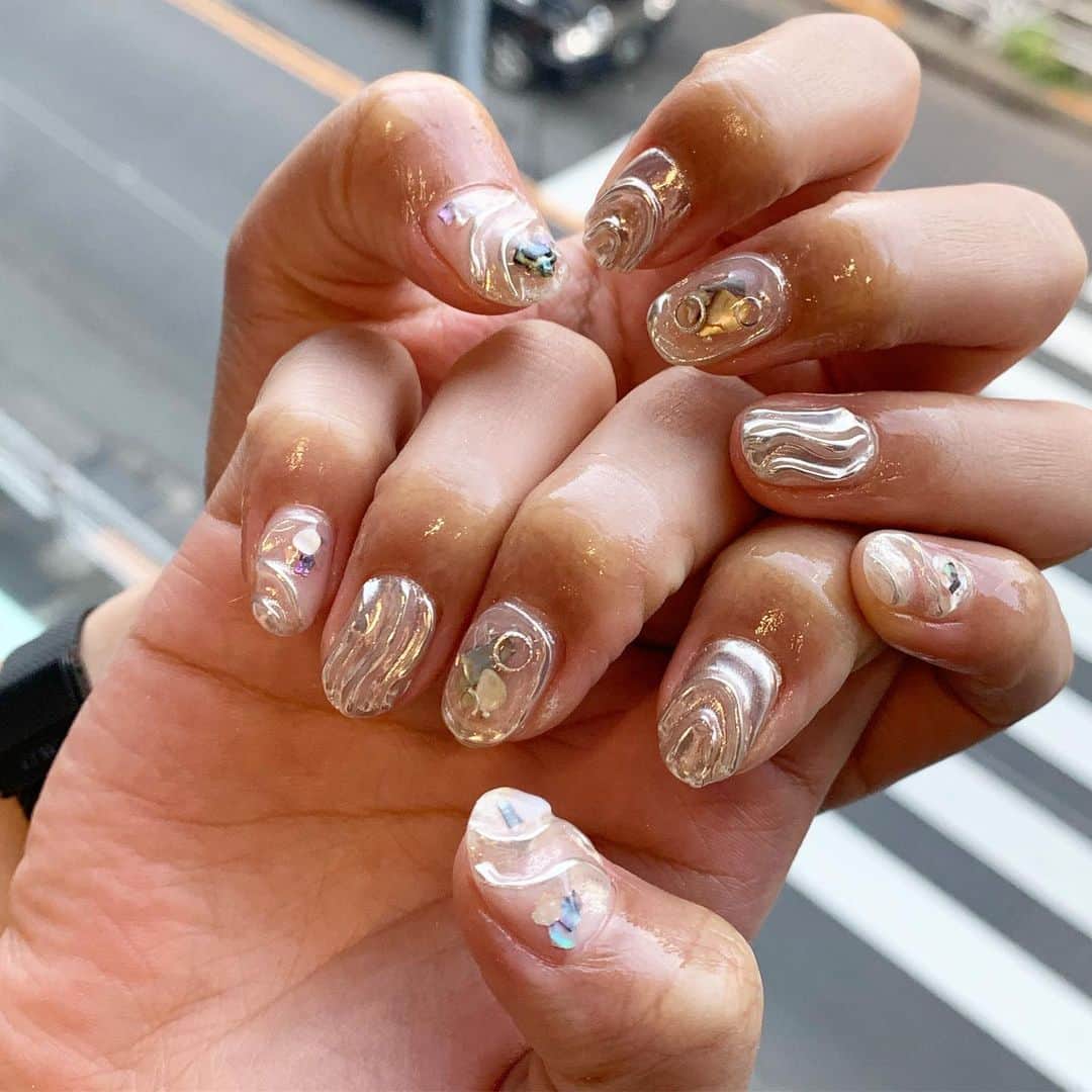 RUBY&ONYX by Kanako Miuraのインスタグラム：「👽silver& shell🐚 ・ ・ ・ 23日(金) 12:00〜 26日(月) 12:00〜.14:30〜.15:00〜 27日(火) 12:00〜 28日(水) 12:00〜.14:30〜.17:00〜  ご案内可能でございます✨ 手足同時も可能なお時間ございます💡 その他のお時間もご相談くださいませ。  お子様もお隣に座れるペアルームや個室もございます💡 ・ ・ ・ 🌿月額制もやってます🌿 ○プレミアム会員(ハンド&フット)¥29,800(税抜)・ ○ハンドレギュラー会員¥14,800(税抜)・ ○フットレギュラー会員¥14,800(税抜)・ ・ それぞれ全てのメニューが月に何度でもご利用頂けます。  ご予約、お問い合わせはDMまたは 0354595882 LINE ID：@ rubynail までお気軽にどうぞ💫  #daikanyama#nailsalon#nail#gelnail#rubyandonyx#summer#summernails#handnail#mode#cool#studs#menscare#ART#yellownails#メンズネイル#メンズケア#定額制ネイル#通い放題#ジェルネイル#ネイル#ノーサンディング#ショートネイル#代官山ネイルサロン#トレンドネイル#夏ネイル#イエローネイル」