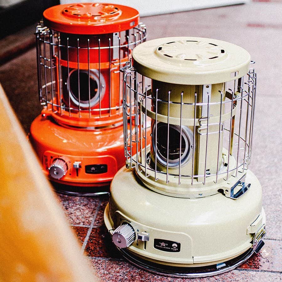 ビームスさんのインスタグラム写真 - (ビームスInstagram)「Sengoku Aladdin × BEAMS JAPAN "Portable gas heater" Fox Color is coming. BEAMS Online Shop only. ・ 昨年、即完売に至った別注ストーブに 新色「きつね色」が登場。 前回のオレンジも再販。 公式オンラインショップにてご予約を承ります。 ・ @beams_japan ・ #beams #ビームス #beamsjapan #ビームスジャパン #aladdin #sengokualaddin #アラジン #センゴクアラジン #stove #heater #ストーブ」8月22日 20時50分 - beams_official