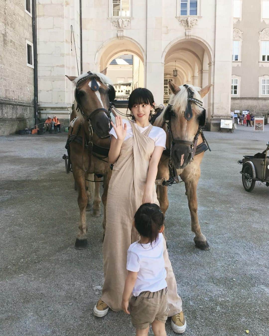 のインスタグラム：「ご無沙汰しております！ この夏は１ヶ月ほど、ドイツで過ごしました。 環境先進国であり、暮らしにbioが浸透していたり、シュタイナー教育の発祥地だったり、子育てしやすい国と名高いドイツの暮らしを体験すべく、はるばる行ってまいりました✈️🇩🇪🌐 ‌ ‌ ドイツの子育て事情には、日々あたらしい発見と感心させられることばかりで、環境政策も噂に違わず素晴らしく！そんな中、子どもと全力で向き合うことができ、なんとも幸せな毎日でした。 ‌ 滞在はミュンヘンで、移住した友達が、お互い夫忙しくワンオペ育児の悩みをわかりあえる同士、日本でヒーヒー言ってるくらいなら逃げておいで！と迎え入れてくれての共同子育て生活🏡 だったのですが、子どもたちも、他の家庭の子と一緒に暮らすなんて、きっとこの先の生涯あるかないかの貴重でかけがえのない夏となりました🙏🥺 ‌ ‌ 私１人でイヤイヤ期の2才児と0才児を抱えて行くのはきついかと思っていたけど（まぁ。。若干きつかったけど向こうでは友人の助けありなんとか。。🙏！）、 パパ不在の危機感からか、子はいきなりしっかりし始め、著しい成長を感じられ本当に行けてよかったです。  追って写真を載せていきます！ ストーリーズは少しアップしていたので、気になる人いましたらハイライトから見てみてください👀 ‌ ‌ （写真はオーストリアですが🇦🇹合間に行ったチェコ、スイス母子旅のことも、質問沢山いただいてたので、答える形の投稿もできたらと思ってます、、またあればコメント等ください📝）」