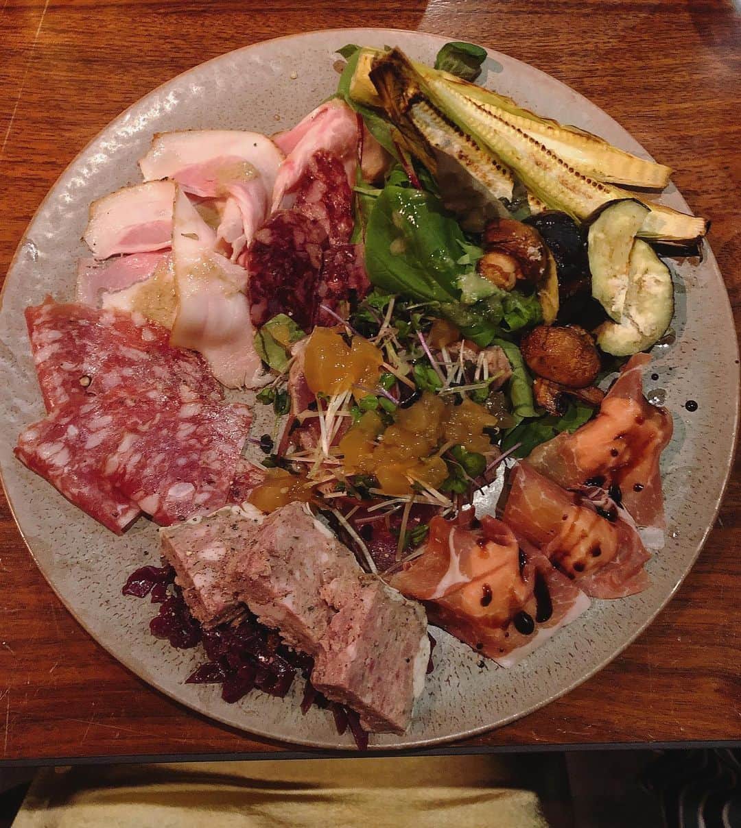 鬼辻麻衣さんのインスタグラム写真 - (鬼辻麻衣Instagram)「久しぶりに食べたい、 @makibi.osaka のパテとバスク風チーズケーキ🐷と、その他もろもろ🇮🇹 ・ ・ 誰か一緒に行こ🧡🧡🧡 #南森町グルメ #makibi #🇮🇹」8月22日 20時50分 - kitsumai