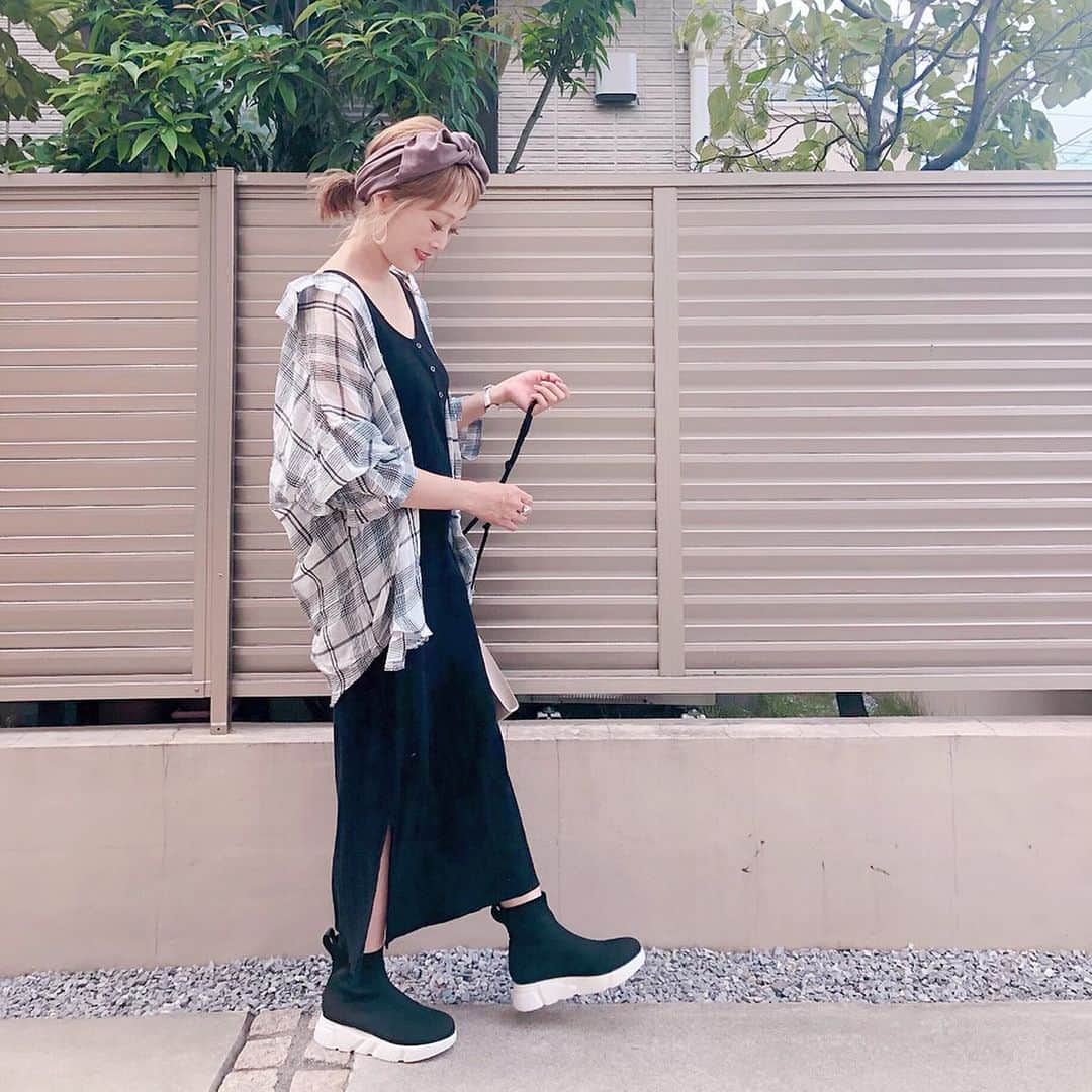 のインスタグラム：「〻socks boots〻 ・ ・ ・ ずっと欲しかった#ソックスブーツ 𓂅 ・ @futier_land で見つけた！シースルーのチェックシャツもここの。 ・ ちょっと先取りの#秋コーデ な感じでお気に入り♡♡ ・ ・ ・ check shirt＆shoes▶ @futier_land onepiece▶ @freaksstore_online bag▶ @donobanweb ・ ・ ・ #ファッション#コーデ#fashion#ママ#ママコーデ#プチプラコーデ#大人カジュアル#ヘアアレンジ#大人可愛い#ジユジョ#シンプルコーデ#158cmコーデ #158cm  #夏コーデ#mamagirl#ママリ#ママリファッション#令和ベイビー #locari#lucrajp#男の子ママ #産後ファッション#授乳コーデ #授乳ファッション #futierland #フューティアランド」
