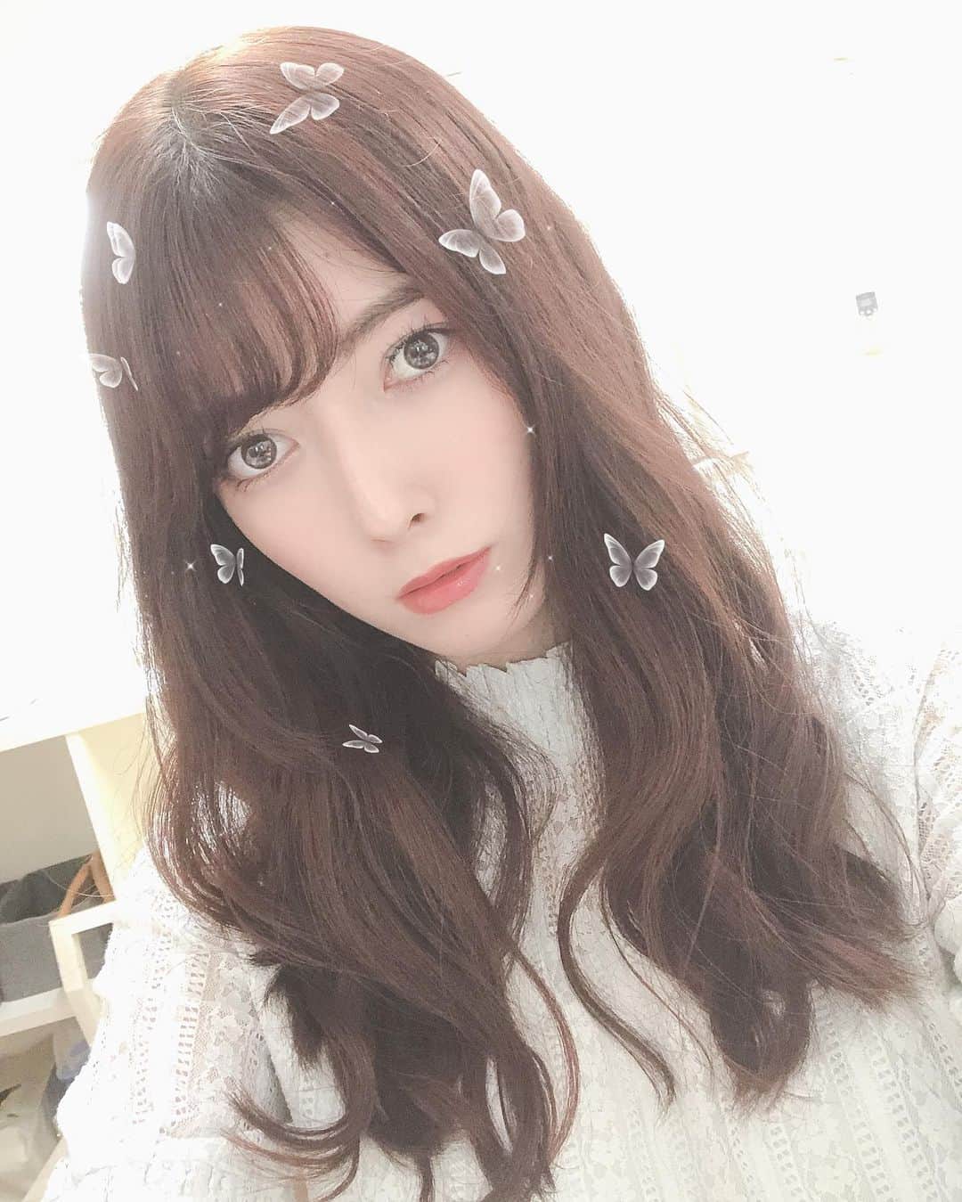 日下部美愛のインスタグラム：「これで撮ってる写真よくSNSで見かけるからやってみた図 . . #photo #japan #model #me #hair #fashion #makeup #selfie #followme #instagood #camera #instadaily #dailylook #selfie #한국 #맞팔 #사진 #데일리 #데일리룩 #인스타사진 #인스타그램 #일본인 #패션 #패션스타그램」