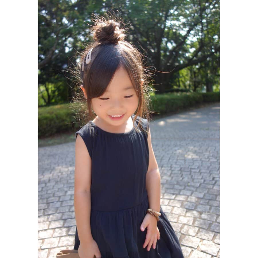 Saraさんのインスタグラム写真 - (SaraInstagram)「. coordinate♡ . 夏素材のティアードワンピースに ベージュの小物🐻 . one-piece ▶︎ #branshes  bag ▶︎ #henderscheme  sandal ▶︎ #楽天roomに載せてます . . #ootd #kids #kids_japan #kids_japan_ootd #kjp_ootd #kidsfahion #kidscode #kidsootd #kidswear #キッズコーデ #キッズファッション #ティアードワンピース #楊柳ワンピース #エンダースキーマ」8月22日 20時57分 - sarasara718