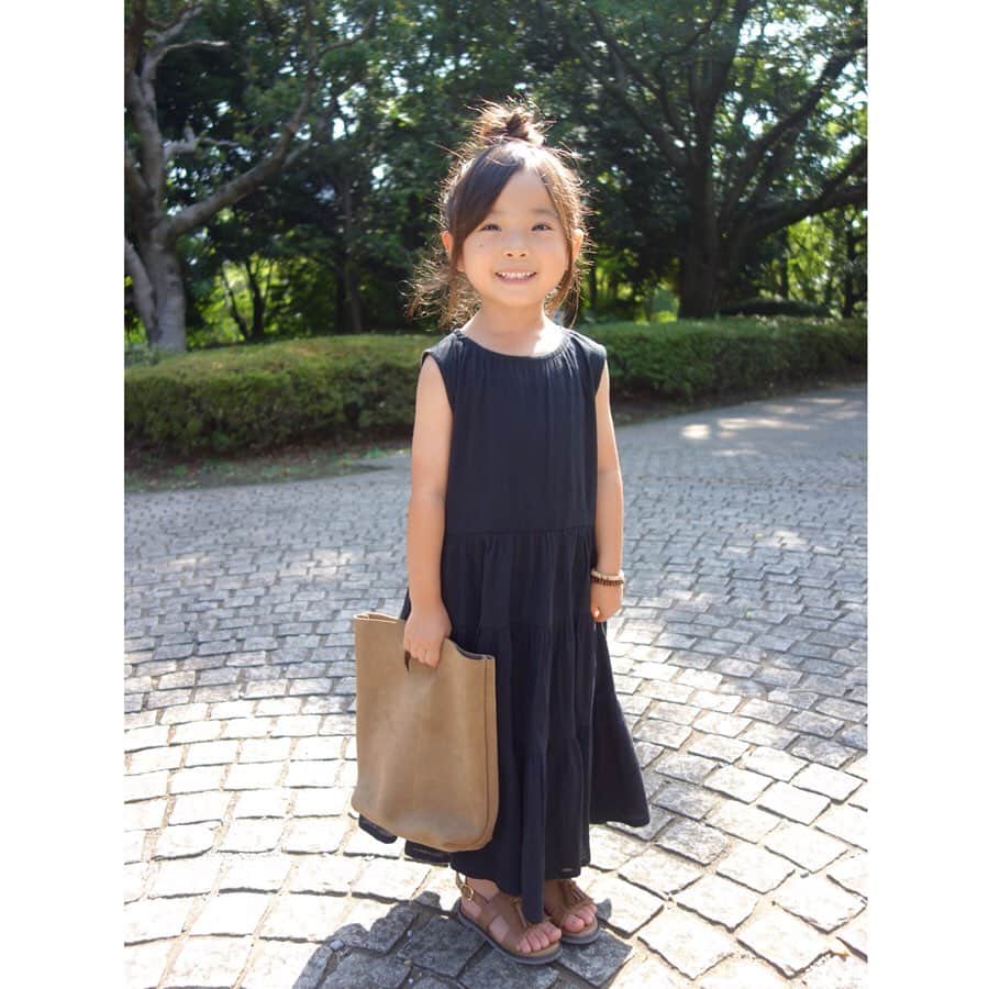 Saraさんのインスタグラム写真 - (SaraInstagram)「. coordinate♡ . 夏素材のティアードワンピースに ベージュの小物🐻 . one-piece ▶︎ #branshes  bag ▶︎ #henderscheme  sandal ▶︎ #楽天roomに載せてます . . #ootd #kids #kids_japan #kids_japan_ootd #kjp_ootd #kidsfahion #kidscode #kidsootd #kidswear #キッズコーデ #キッズファッション #ティアードワンピース #楊柳ワンピース #エンダースキーマ」8月22日 20時57分 - sarasara718
