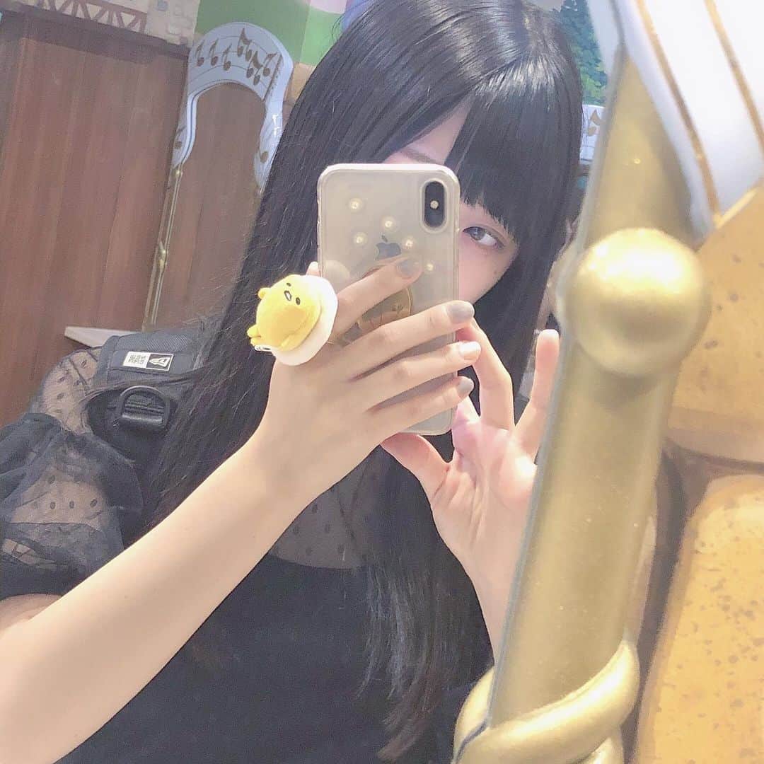 のインスタグラム：「🕊 ひとりで出掛けるのは 割と好き (∩´﹏`∩) . . . #指にぐでたま飼い始めたよ #サンリオピューロランド #ぐでたま #スパガ #樋口なづな」