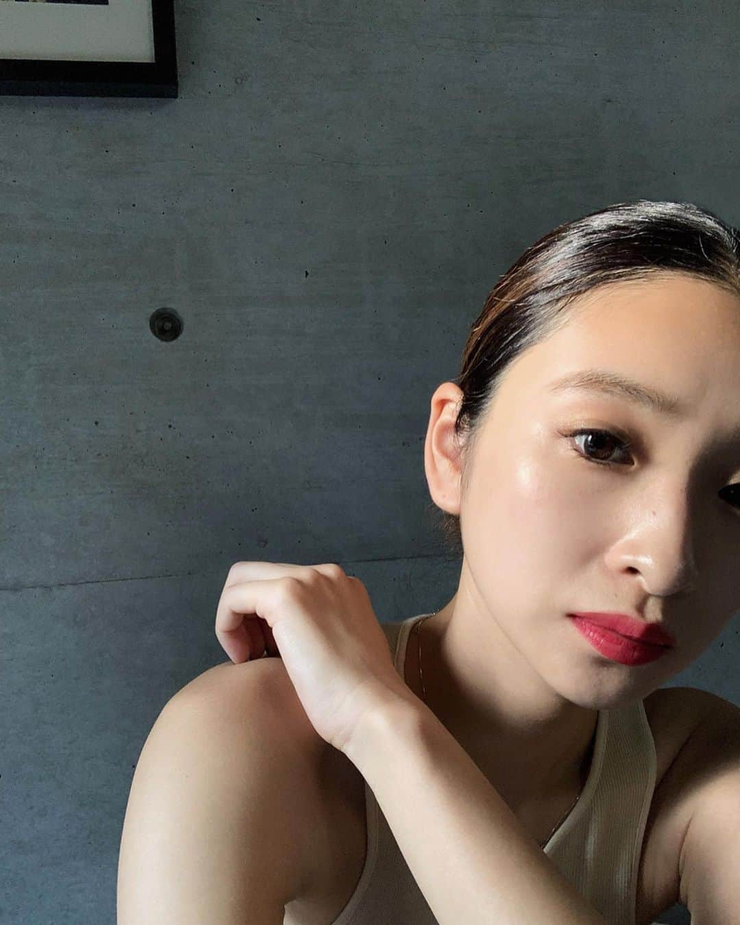 中村真里さんのインスタグラム写真 - (中村真里Instagram)「.﻿ いつもこっくりとしたブラウンが多いので﻿ 明るめのレッドは新鮮だなと◎﻿ 夏は少し明るめも良いかもと思ってこの色。﻿ ﻿ これ、つけ心地が なんか凄くて！﻿ いわゆる口紅って感じじゃない、﻿ ムースみたいな軽いつけ心地で﻿ さらっとしてる﻿ ﻿ 8/23- @diormakeup から新発売のウルトラリキッド﻿ ちなみに860番を付けているよ〜﻿ 発色と色持ちも良き◎﻿ ﻿ #ルージュディオールウルトラリキッド﻿ #diorbeautylovers#lip#summer#giftedbyDior  #mcos_」8月22日 20時57分 - _marinakamura_