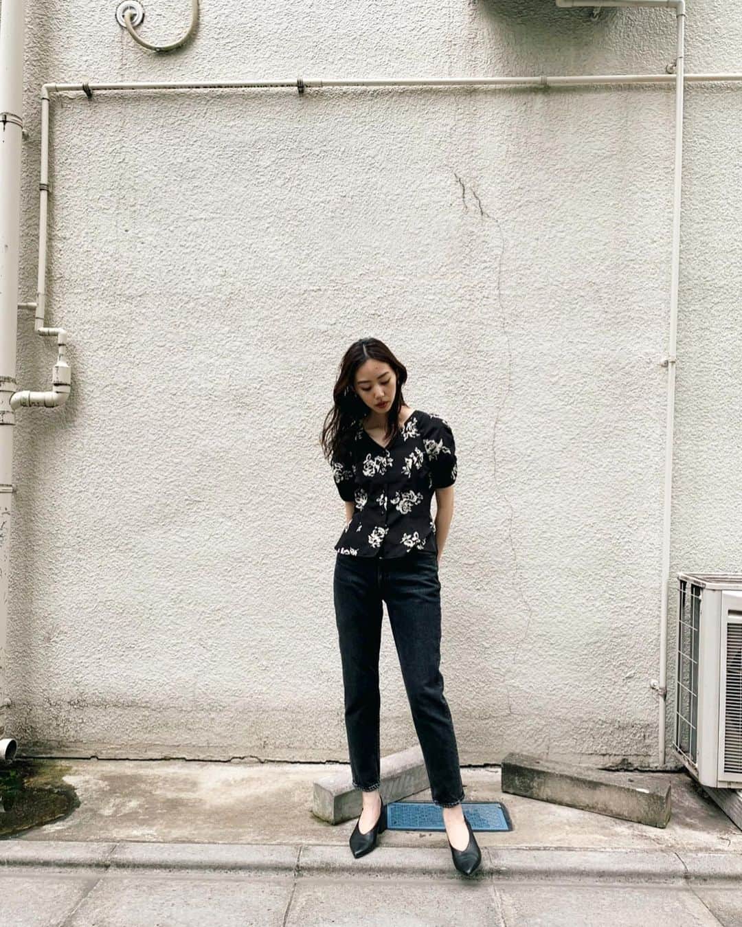 Shiho Sasakiのインスタグラム：「今朝のinstalive ご視聴頂きありがとうございました📺 全身モノトーンだけど、ブラウスがrose柄なので程よく女ぽく🌹 MVS SKINNYにパンプス合わせは とにかくスタイルが良く見えるのでオススメです✨ #MOUSSY#MOUSSYSNAP#MOUSSYJEANS」