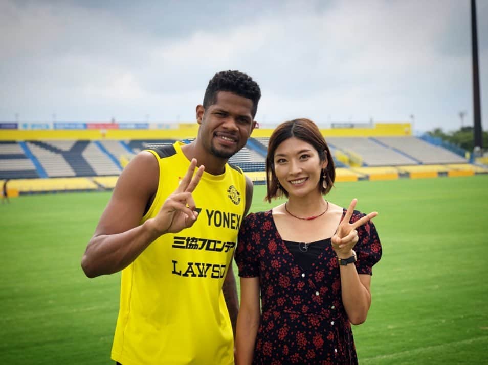 西谷綾子のインスタグラム：「✴︎ 柏レイソル FW 31  ジュニオール サントス選手に インタビュー⚽️🎤🤗✨ ・ 少年時代、厳しい環境のなかでも サッカー選手の夢を諦めなかったジュニ選手。 父のあの言葉が原動力に‥。 ・ サッカーのお話の時は真剣な表情でしたが、 プライベートのお話になるとチャーミングな笑顔でした☺️ ・ インタビューの模様は 8/25(日)よる8:30〜📺 チバテレ「ライジングレイソル」 お楽しみにーー💛☀️ ・ #イエロー作戦協力隊 #柏レイソル #サッカー #j1昇格へ  #soccer #reysol #jleague #flower  #kashiwa #kashiwareysol #football #vitoria #happy」
