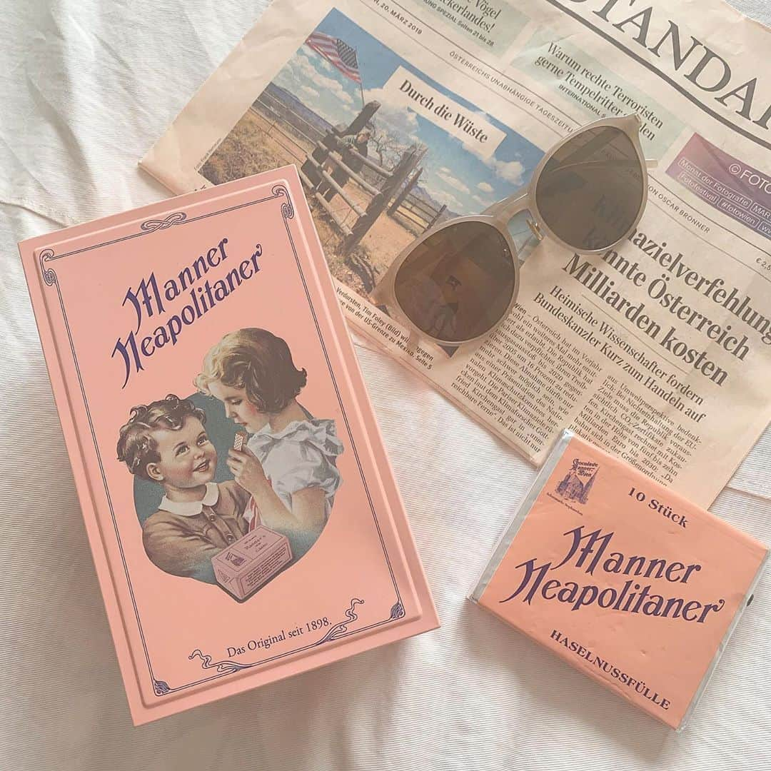 RiLiさんのインスタグラム写真 - (RiLiInstagram)「. 海外のお菓子はパッケージまでキュート🤤💕 『Manner Neapolitaner』のウエハース缶は レトロなイラストと絶妙なピンクがたまらない🐇💖 . . 写真は @anmi5326  さん💕 ． . ❣ ❣ ❣ ❣ ❣ アプリやSNSで掲載させていただくお写真募集中😘📸 かわいいコーデやアイテム、注目スポットなどが撮れたら、#rili_tokyo  を付けて投稿❗ . #rili #夏コーデ  #mannerneapolitaner #manner #オーストリア #ウエハース #海外お土産 #お土産 #レトロ #お菓子 #置き画 #置き画倶楽部 #お洒落さんと繋がりたい #おしゃれさんと繋がりたい」8月22日 21時00分 - rili.tokyo