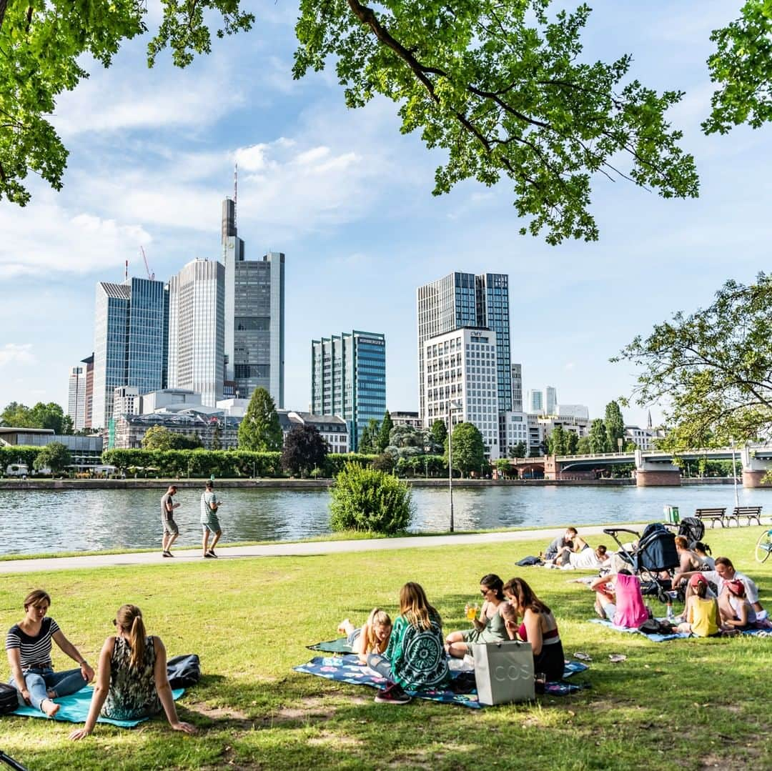 ルフトハンザさんのインスタグラム写真 - (ルフトハンザInstagram)「If you’re looking for a place to wind down from a busy day, the banks of the Main invite to linger. #Lufthansa #FlyToFrankfurt」8月22日 21時01分 - lufthansa