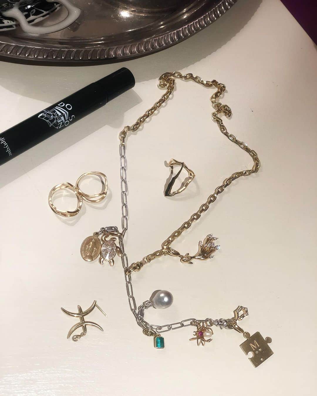 稲木ジョージのインスタグラム：「Back to New York🗽 So happy to find this antique spider charm with pearl and ruby in London!🕷 世界中を旅して、そこでしか見つからない宝物を集めるのが好き😍 蜘蛛のアンティークチャームを @milamorejewelry と組み合わせたらすごいエッジがプラスされてカッコよくなった🕷🔥 パールにどんハマりしてる🧜‍♂️ そして何億回聞かれてる、7年使ってる香水も載せてみた😘❤️ 将来は香水・キャンドルとヘア関連の商品開発やってみたい💇‍♂️」