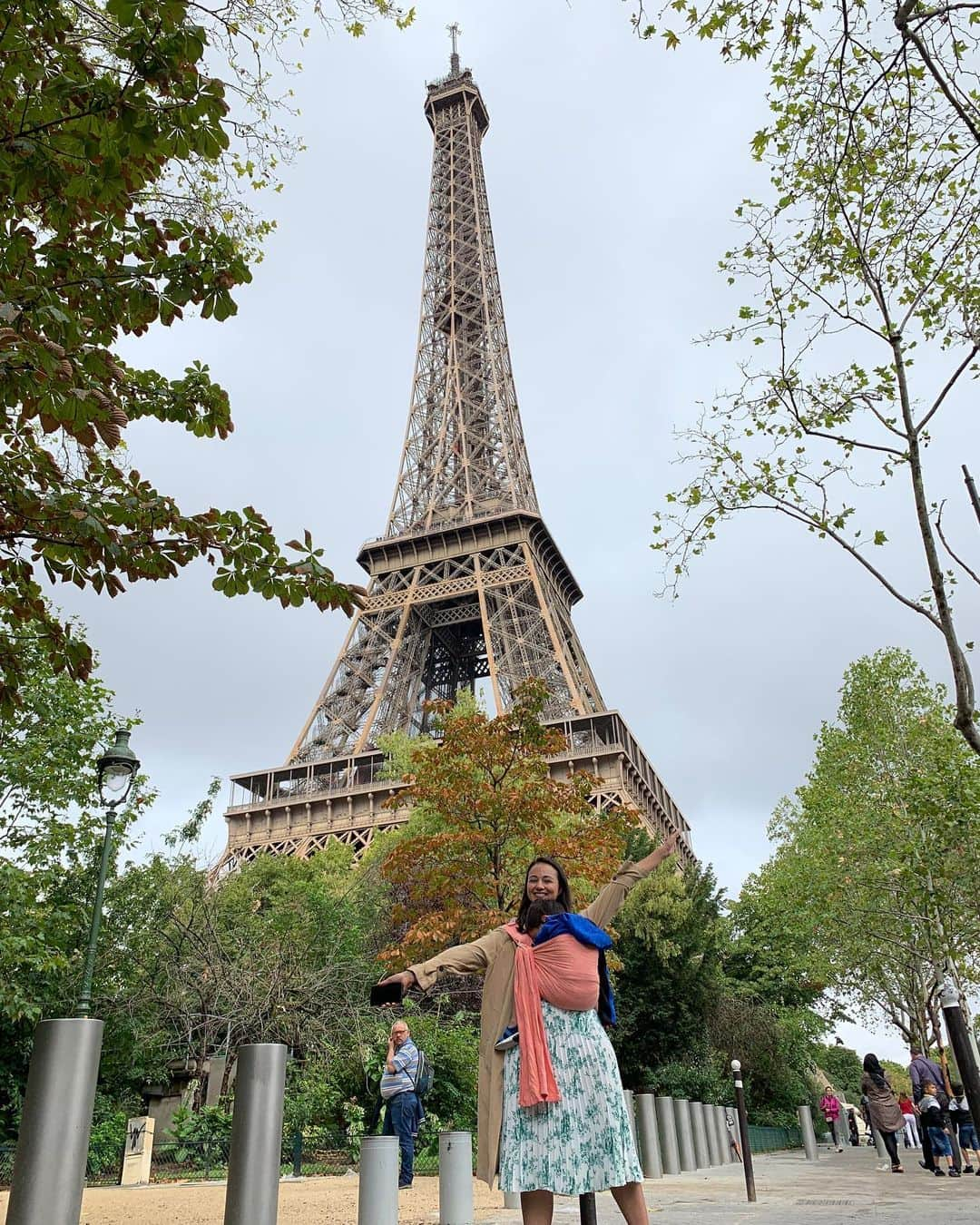 エリナ シルカさんのインスタグラム写真 - (エリナ シルカInstagram)「Eiffel Tower 🗼  こうちゃん爆睡。笑 まだまだスリングいけまっせー！」8月22日 21時03分 - laura_elina_ymd