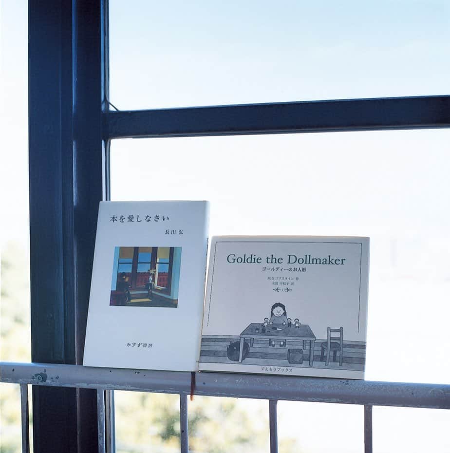 &Premium [&Premium] magazine.さんのインスタグラム写真 - (&Premium [&Premium] magazine.Instagram)「料理家・高山なおみさんが“自分の感性を信じて生きる”ことを教わった本は、長田 弘の『本を愛しなさい』と、M・B・ゴフスタインの『ゴールディーのお人形』。 ほか、恋愛を知る本や夏と冬に読む本など、21冊を紹介してもらいました。最新号「あの人が、もう一度読みたい本」発売中です。（→p.28） photo : Takashi Ehara #andpremium #アンドプレミアム #あの人がもう一度読みたい本 #INSPIRINGBOOKS #読書 #本好き #高山なおみ #料理家 #長田弘 #本を愛しなさい #ゴールディーのお人形」8月22日 21時04分 - and_premium