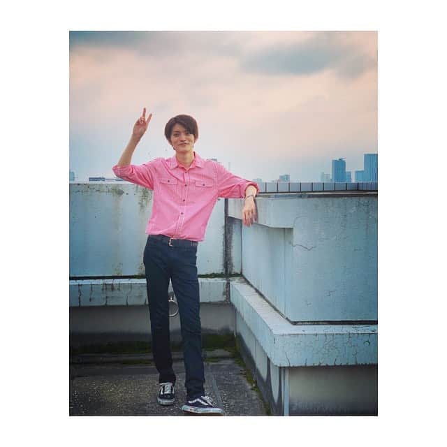 山本涼介さんのインスタグラム写真 - (山本涼介Instagram)「本日の私服。 シャツを着てたらみんなに珍しがられましたとさ🤔 #シャツ #ピンク #美脚 #自分で言うスタイル」8月22日 21時05分 - ryosuke_y_515
