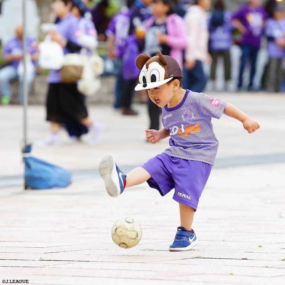 Ｊリーグさんのインスタグラム写真 - (ＪリーグInstagram)「ナイスシュート‼️👏﻿ ﻿ #Ｊリーグ﻿ #jleague﻿ ﻿ #サンフレッチェ広島 #sanfrecce #🐻 #💜﻿ #サンチェ #子ども #キッズ #kids﻿ #サポーター #キッズサポーター﻿ #ナイスシュート #シュート﻿ #niceshoot #shoot﻿ #可愛い #かわいい #cute﻿ #ナイスショット #ベストショット﻿ #niceshot #bestshot #時差スタグラム #時差投稿」8月22日 21時10分 - jleaguejp