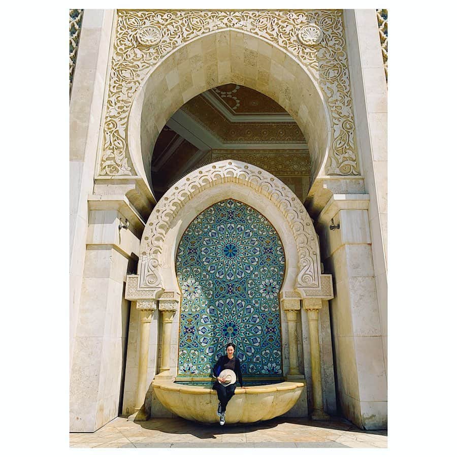 愛可さんのインスタグラム写真 - (愛可Instagram)「・ 長かったモロッコ旅日記もついに終盤です。 エッサウィラから、車で4時間 モロッコの商業の中心地、カサブランカへ。 ・ ・ 国際空港のあるカサブランカでは、帰国前の2日間だけの滞在でした。  都会に来た事だし、大きな建造物を体感しよう！と言う事で、お散歩がてら海沿いにそびえる、ハッサン2世モスクの見学へ。 ・ ・ モロッコ全土はもちろん、北アフリカやヨーロッパから集められた大理石や木工細工、金工やガラスの職人さん達だけでおよそ1000人！ 約8年をかけて、のべ35000人の作業員が働いて建設されたという巨大なモスクには、超絶技巧とも言える緻密な伝統工芸が集約されていました。  とにかく目に入るものの全てが素晴らしく、終始息を飲む美しさです✨おそらく、私の口はずっと開きっぱなしだったかと。 ・ ・  写真ではなかなか伝わりきらないのですが、どれくらい大きいかというと、 写真2枚目の、私が座るゼリージュの部分が、写真1枚目の下部中央右側に物凄く小さくあります。わかりますかね？ ・ ・ 完成されたのは1993年と比較的新しいこのモスクは、装飾が素晴らしいだけではなく、天井は電動の開閉式、最新の音響設備と床暖房設備もあったりと、とても近代的なものでした。 ・ ・  異教徒の私達は、1日に数回行われているモスク主催の説明会のツアーに参加する形で見学できます。 ・ ・ 約1時間かけての、礼拝堂から身体を清める場所ハマム（サウナ）までを見学しました。 とにかく大きくて、細部まで美しく荘厳な空間でした。 そして、国教であるイスラム教と、王室の大きな力を垣間見れる場所でもありました。 ・ ・ #カサブランカ  #ハッサン2世モスク #morocco #casablanca #mosqueehassan2 #モロッコ  #モロッコ旅行」8月23日 6時35分 - aikick