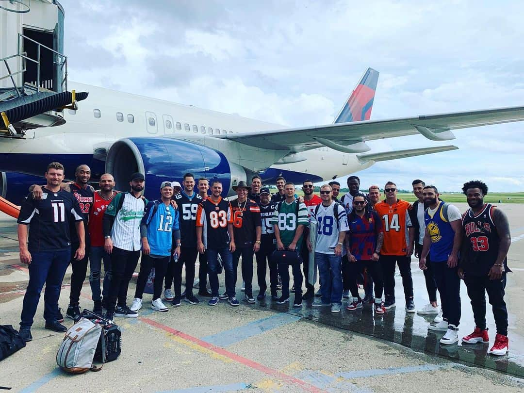 アレックス・ウッドさんのインスタグラム写真 - (アレックス・ウッドInstagram)「Jersey Flight! Fantasy football draft tonight stay tuned...」8月23日 6時51分 - awood45