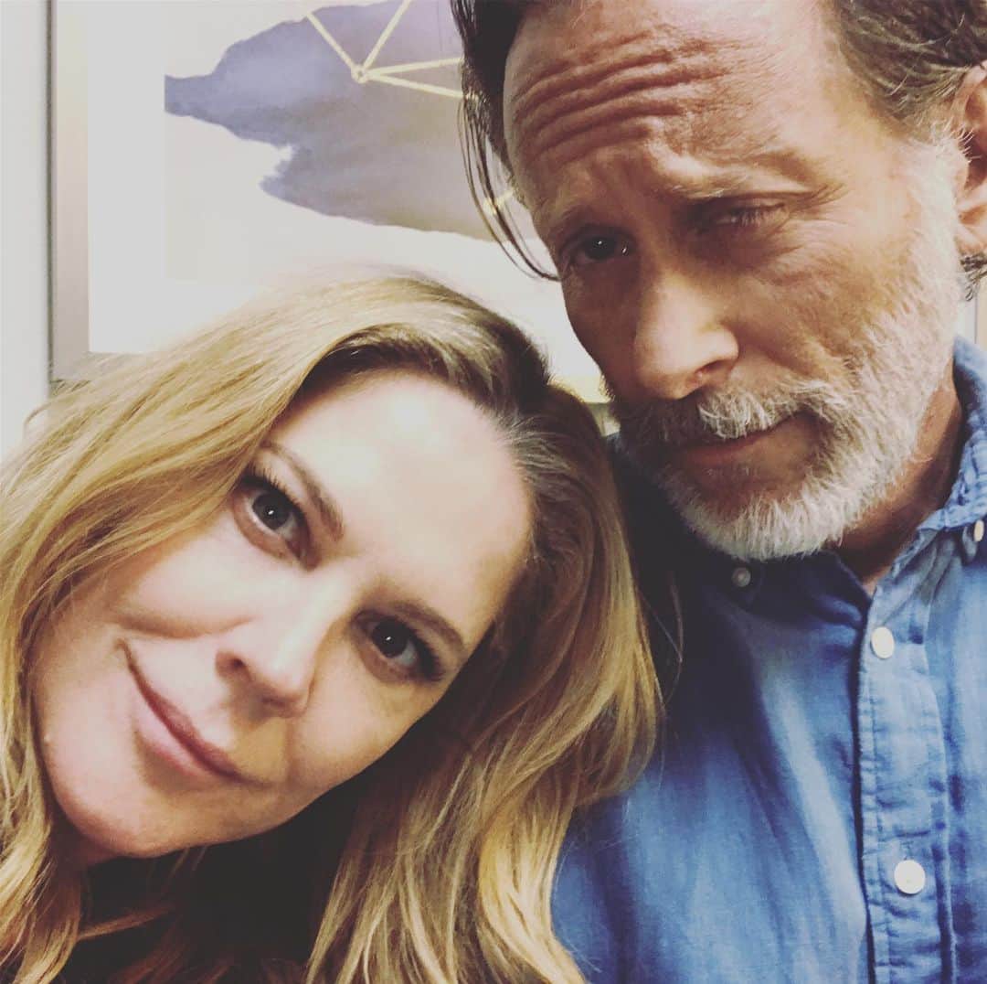 メアリー・マコーマックのインスタグラム：「The Irish girl and the Rabbi. The brilliant and hysterical Steven Weber is playing today at 25 Words or Less.  Lucky us.  @25wordsorlesstv」