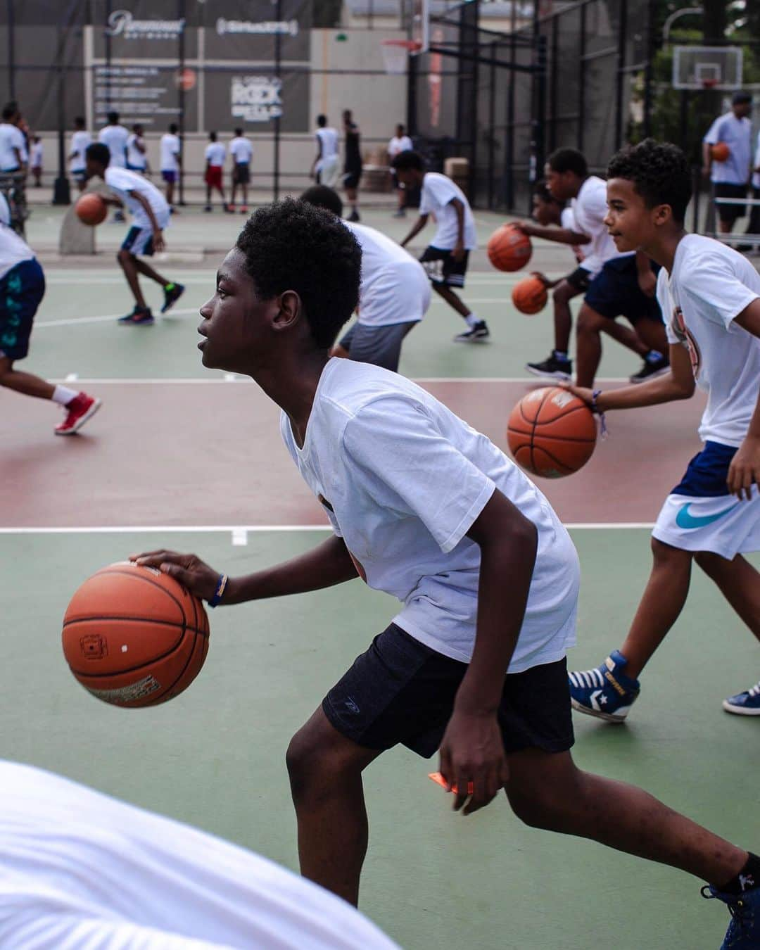 LL・クール・Jさんのインスタグラム写真 - (LL・クール・JInstagram)「With so much going on in the world, we must not forget to reach back and pay it forward. Do for others what you would want done for you. These kids at @thejumpandballfoundation represent where I come from, and I represent what’s possible for them. Some will do even more!!! Always remember: your attitude determines your altitude. Stay positive and fly high!!! 💪🏾💪🏾💪🏾 #jumpandballfoundation」8月23日 7時02分 - llcoolj