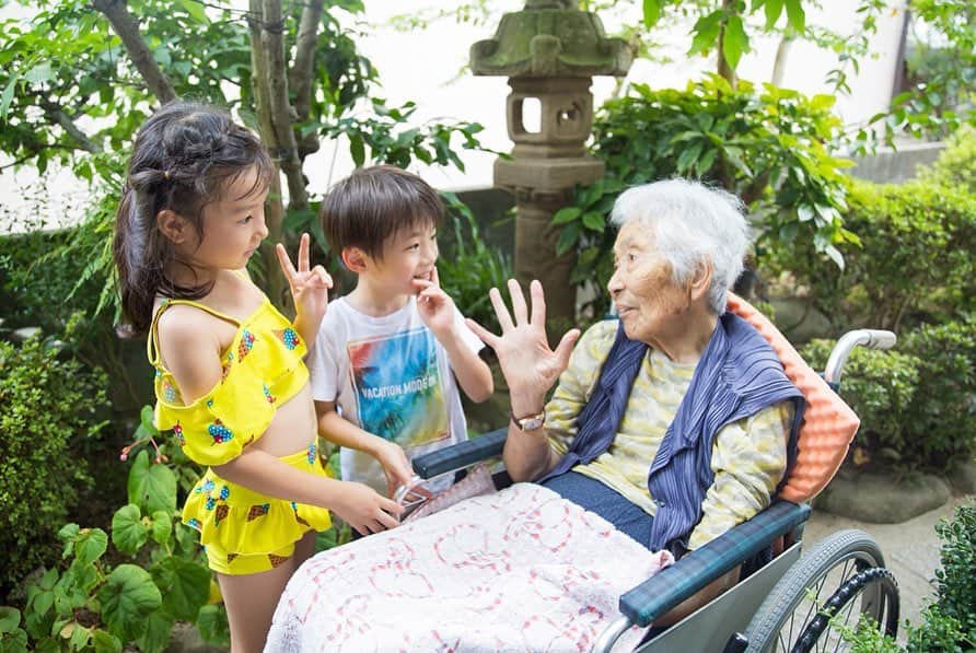 あすかさんのインスタグラム写真 - (あすかInstagram)「✱ 広島記録④三回忌 ✱ 今回の広島旅行の目的は おじいちゃんの三回忌。 家族みんなで集まりました。 ✱ おばあちゃんとは２年ぶり。 いつもニコニコ チャーミングなおばあちゃん。 でもこの２年で 体も不自由になり 笑顔も少なくなって。 だけどみんなが集まって 声をかけるうちに 少しずつ笑顔も戻って そしてみんなの手を握り みのり達ひ孫も自分からそばに呼んで ぎゅーっと何度も 手を握ってくれました。 おばあパワーを たくさんもらえた気がします。 ✱ そしてみんなでご飯。 みのりといとこ君は みんなの前で特技を披露。 踊ったり けん玉をしたり 電車のアナウンスの真似したり。 幸せな時間だったなぁ☺️ ✱」8月23日 7時04分 - asuuuka_