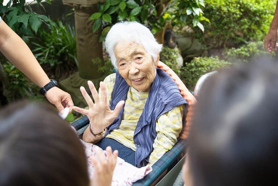 あすかさんのインスタグラム写真 - (あすかInstagram)「✱ 広島記録④三回忌 ✱ 今回の広島旅行の目的は おじいちゃんの三回忌。 家族みんなで集まりました。 ✱ おばあちゃんとは２年ぶり。 いつもニコニコ チャーミングなおばあちゃん。 でもこの２年で 体も不自由になり 笑顔も少なくなって。 だけどみんなが集まって 声をかけるうちに 少しずつ笑顔も戻って そしてみんなの手を握り みのり達ひ孫も自分からそばに呼んで ぎゅーっと何度も 手を握ってくれました。 おばあパワーを たくさんもらえた気がします。 ✱ そしてみんなでご飯。 みのりといとこ君は みんなの前で特技を披露。 踊ったり けん玉をしたり 電車のアナウンスの真似したり。 幸せな時間だったなぁ☺️ ✱」8月23日 7時04分 - asuuuka_