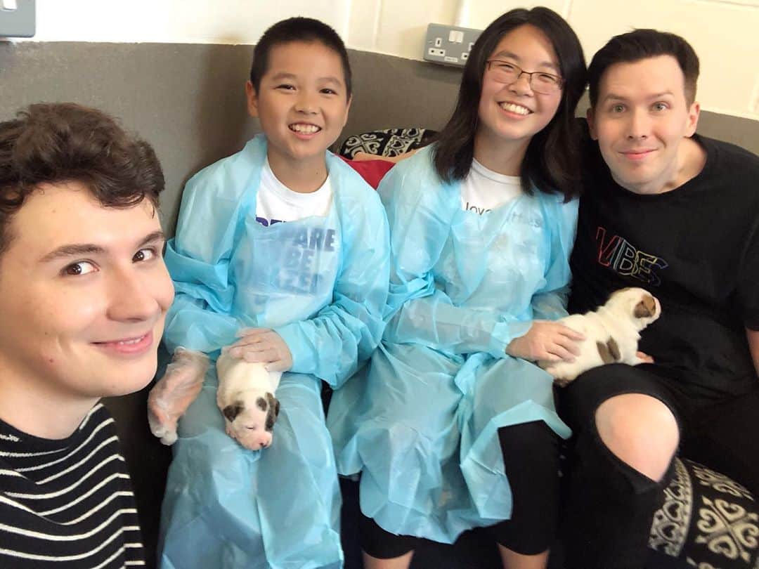 フィル・レスターのインスタグラム：「Got to pet these tiny puppies today so it’s all downhill from here. Thanks to @rachael__pie (and her bro) for hanging out with us and @makeawishuk and @battersea for making it happen!  Swipe to the next pic for some extreme puppy dog eyes 🐶」