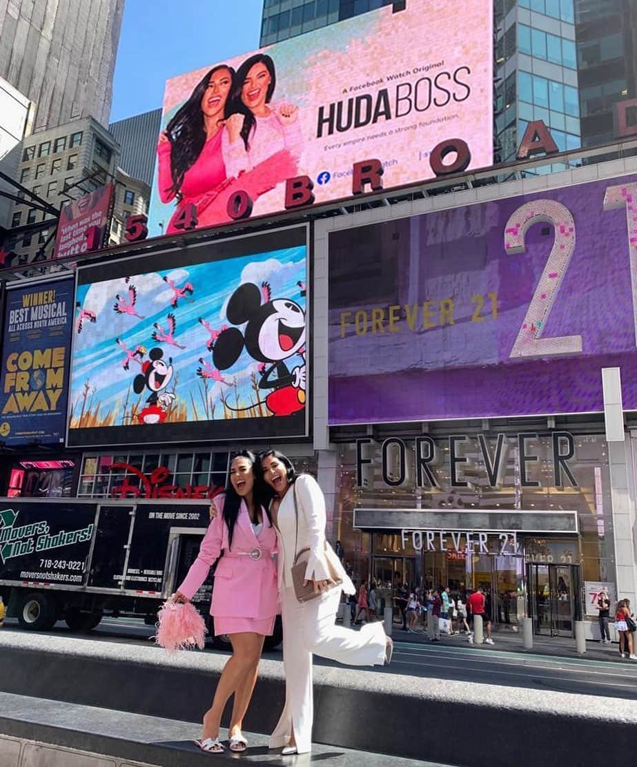 Huda Kattanさんのインスタグラム写真 - (Huda KattanInstagram)「WE ARE ON A BILLBOARD! CAN YOU BELIEVE IT?? WE CANT!!! 😭😭 Thank you @hudaboss & @facebookwatch  Come celebrate this huge moment with us! We are having a contest, 10 lucky WINNERS will win $1000 shopping spree on shophudabeauty.com  To WIN: ⠀⠀⠀⠀⠀⠀⠀⠀⠀ 1️⃣ Follow @hudabeauty 2️⃣ Repost this image & #hudaboss ⠀⠀⠀⠀⠀⠀⠀⠀⠀ Contest ends August 29th & the winners will be announced on Hudabeauty.com on Sept 1, 2019.」8月23日 7時31分 - hudabeauty