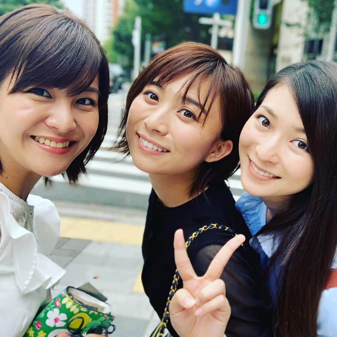 山本雪乃さんのインスタグラム写真 - (山本雪乃Instagram)「🍋 おはようございます🌀  先日、 毛利庭園の真夏のレモンサワー祭に プライベートで行ってきました☺️ *  いや〜キンキンに冷えていて、美味しかったなあ〜  しかも！ このブースを担当している 会社のだーいすきな先輩がごちそうしてくれたんです😭優しい😭 緑の毛利庭園で、 懐メロを聴きながら、 先輩に買ってもらったレモンサワーを飲む。 格別でしたよ🤤  いよいよ、 テレ朝夏祭りも あと3日。 真夏のレモンサワー祭も あと3日。  この金土日、 ぜひお越しください！  そして、 モーニングショーでの夏祭り中継は、 今日が最後です。 ご覧いただいた皆さん、 ありがとうございました^ ^  #テレ朝夏祭り  #真夏のレモンサワー祭  #残り3日  #こだわり酒場のレモンサワー  #美桜ちゃんと住田ちゃんとのランチ楽しすぎた  #ひとりだけピースしてて恥ずかしい  #茶柱が立ったのです」8月23日 7時32分 - yukino_yamamoto5