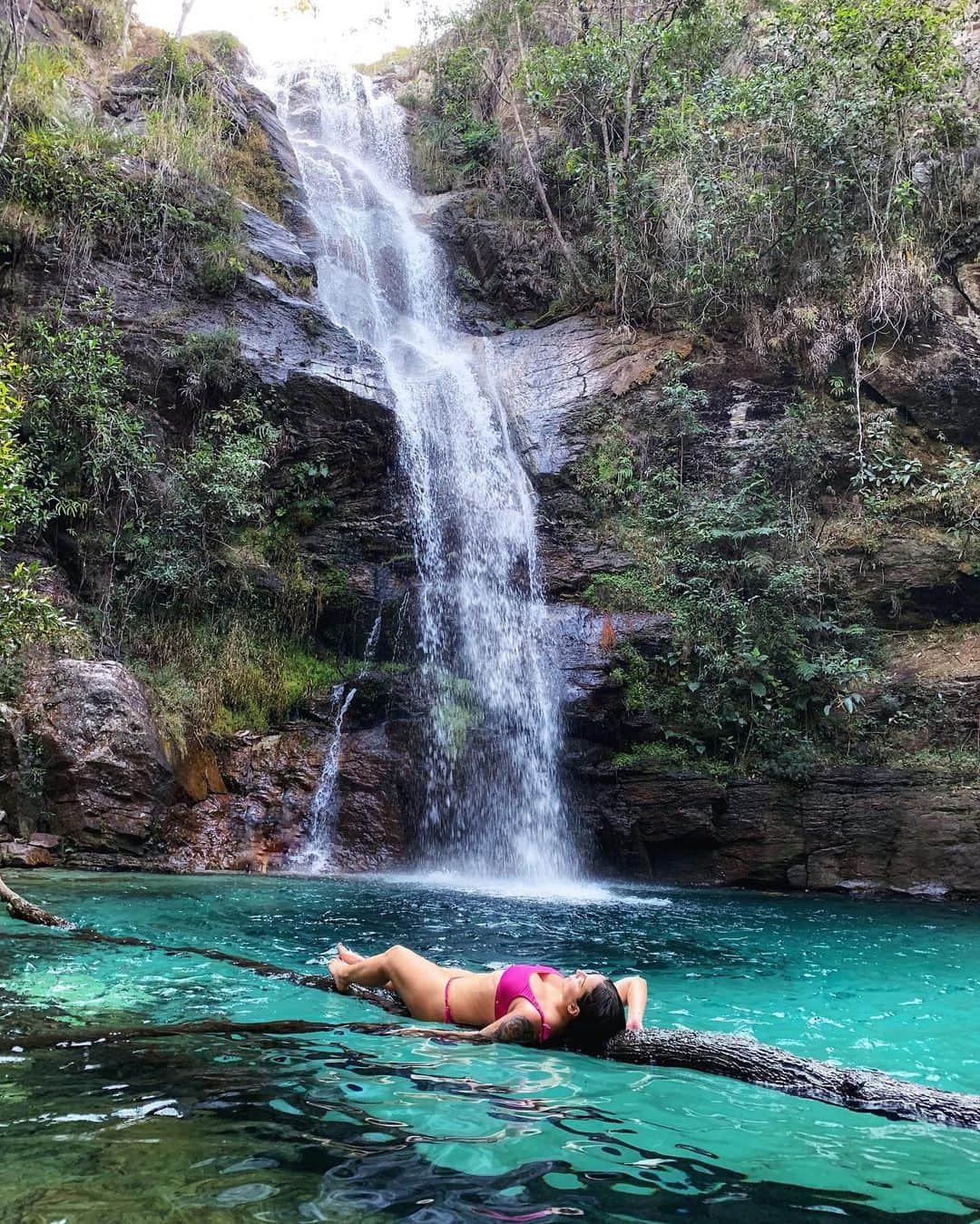 Bruna Unzuetaのインスタグラム：「A Cachoeira mais linda que conheci aqui na Chapada 😍 chama Santa Bárbara」