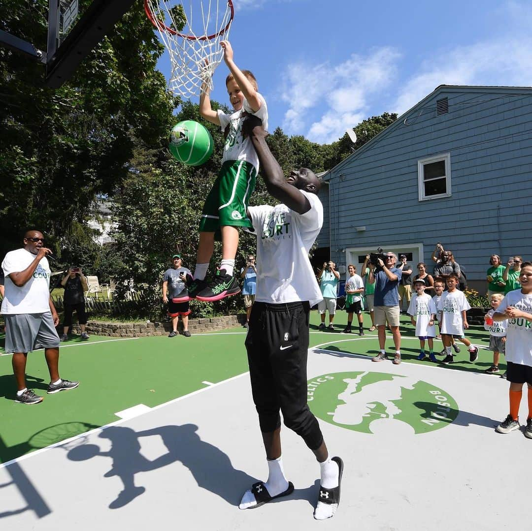 ボストン・セルティックスさんのインスタグラム写真 - (ボストン・セルティックスInstagram)「The last three days have been filled with nothing but fun as we unveiled the newest @arbellains Home Courts with our Celtics family ☘️ #CelticsAssist」8月23日 7時34分 - celtics