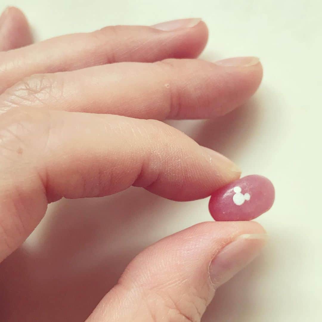 睦のインスタグラム：「たくさんの グミキャンディーの中に、 隠れミッキー発見っ😍  2枚目の写真は、 ディズニーリゾート 公式サイトから お借りしました。  #mickey  #mickeymouse  #隠れミッキー  #グミ  #ミッキー  #candy  #ミッキーマウス  #gumi  #キャンディー  #発見  #みっけ  #ミニスナックケース  #ドクターポークチョップ  #ハム  #粋  #テンション上がる  #可愛い  #ディズニー  #disney  #kawaii  #pretty  #かわいい  #カワイイ  #happy  #ハッピー  #ssw  #model  #lyricist  #井上睦都実 #睦」