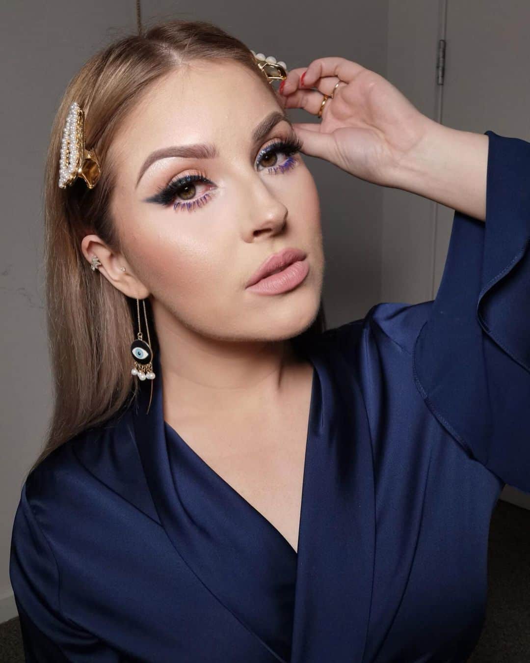Shannonのインスタグラム：「Another shot from my indigo look 💦 just uploaded a full face of matte makeup look and my dry skin is screaming 😂💕 I hope you guys have been enjoying the uploads lately... I’ve been busting ass creating content lately and I think I’ll put up another vlog tonight too! 🥰 what are your plans for the weekend?」