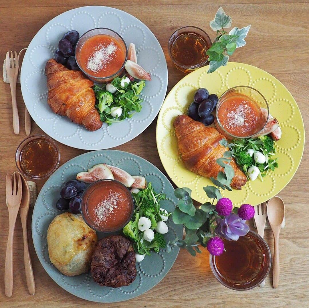 のインスタグラム：「あさごはん ・ ・ 今朝は pandaのパンで朝ごパン ・ 昨日お店に寄ったら 食べてみたかったカレーパイとガパオパンがあったので購入✨ ２つとも辛そうだったので 子どもたちにはクロワッサン🥐 ・ カレーパイはサクサクのカカオ生地のパイに白カレーが包まれていて食感も組み合わせも楽しい✨ ガパオパンはかなりスパイシーで具沢山！エスニック系のパンの美味しさがつまっていました✨ ・ スープはガスパチョ風🍅 2019.8.23」