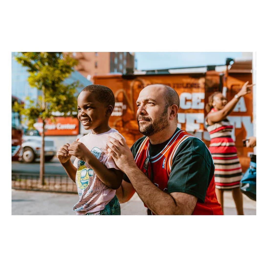 エブロ・ダーデンさんのインスタグラム写真 - (エブロ・ダーデンInstagram)「Harlem was love this morning w/ the #PeaceMobile from @lifecampinc , @tmagazine #1619Project, @yourrightscamp backpacks from @nike (special shout to @dawniebdub) ... plus @getounced & @7sbarbershop giving hair cuts..」8月23日 7時51分 - oldmanebro