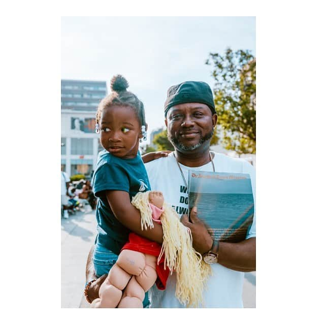 エブロ・ダーデンさんのインスタグラム写真 - (エブロ・ダーデンInstagram)「Harlem was love this morning w/ the #PeaceMobile from @lifecampinc , @tmagazine #1619Project, @yourrightscamp backpacks from @nike (special shout to @dawniebdub) ... plus @getounced & @7sbarbershop giving hair cuts..」8月23日 7時51分 - oldmanebro