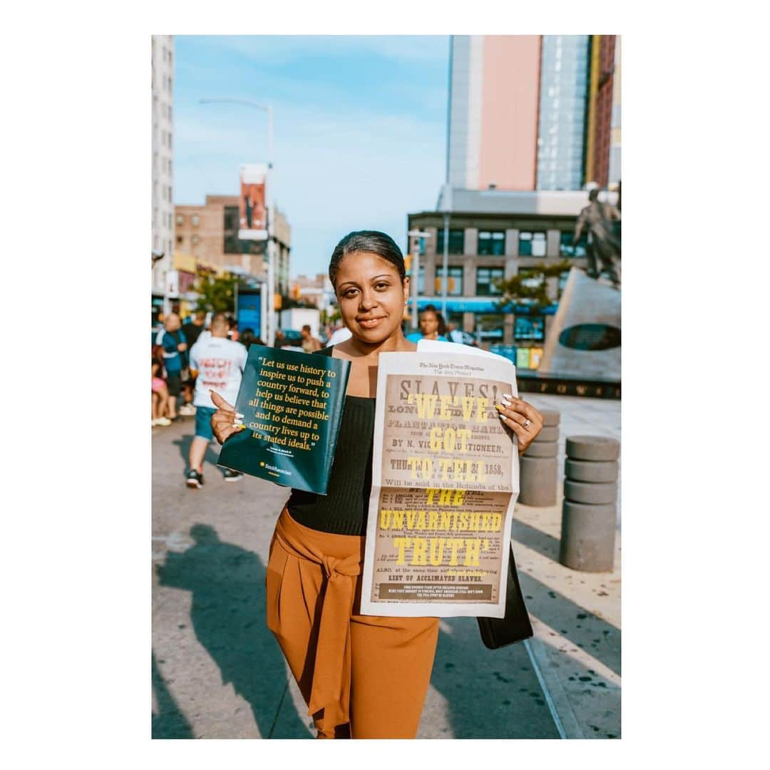 エブロ・ダーデンさんのインスタグラム写真 - (エブロ・ダーデンInstagram)「Harlem was love this morning w/ the #PeaceMobile from @lifecampinc , @tmagazine #1619Project, @yourrightscamp backpacks from @nike (special shout to @dawniebdub) ... plus @getounced & @7sbarbershop giving hair cuts..」8月23日 7時51分 - oldmanebro