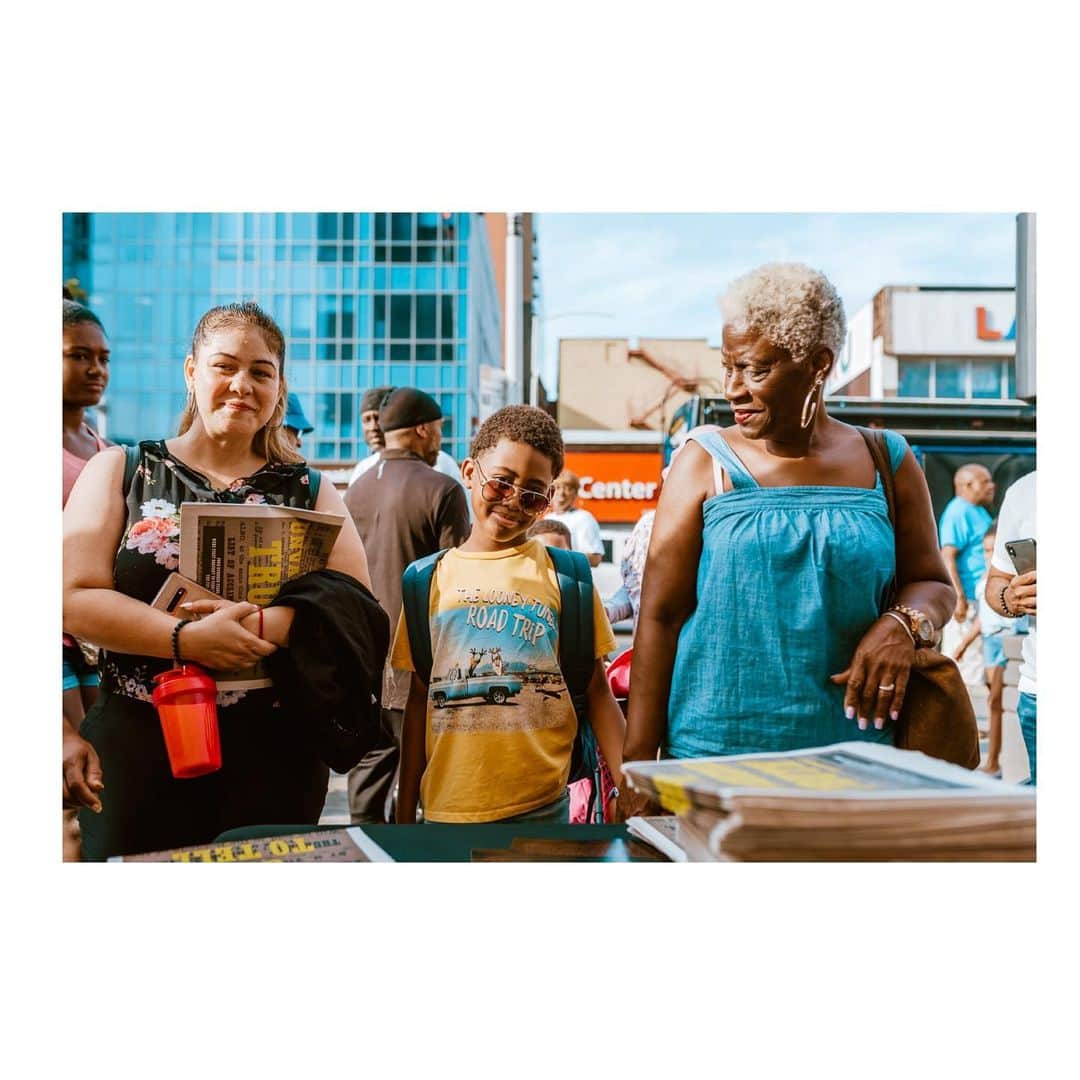 エブロ・ダーデンさんのインスタグラム写真 - (エブロ・ダーデンInstagram)「Harlem was love this morning w/ the #PeaceMobile from @lifecampinc , @tmagazine #1619Project, @yourrightscamp backpacks from @nike (special shout to @dawniebdub) ... plus @getounced & @7sbarbershop giving hair cuts..」8月23日 7時51分 - oldmanebro