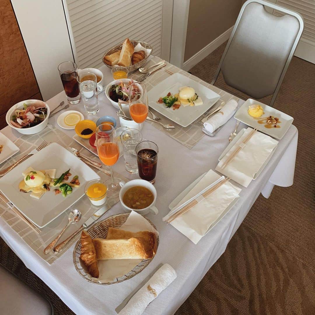 のインスタグラム：「morning..☕️ ・ どれから食べようかなと 心躍るひととき🤤💭 ・ 我が家の朝ごはんとは雲泥の差🙄 ・ ・ ・ お盆太りで身体が重すぎるので 密かにクレンズダイエットを実行中..🙈💭 ・ ・ ・ #子連れ旅行#morning#芦屋ベイコート倶楽部」