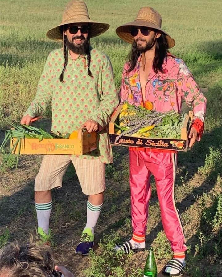Vogue Runwayさんのインスタグラム写真 - (Vogue RunwayInstagram)「BFFs who garden together, stay together. And @jaredleto and @alessandro_michele are the best of fashion friends. At the link in our bio, get to know the story behind the pair's friendship and see them in farm-to-table action (in head-to-toe Gucci, of course). #regram @alessandro_michele」8月22日 23時05分 - voguerunway