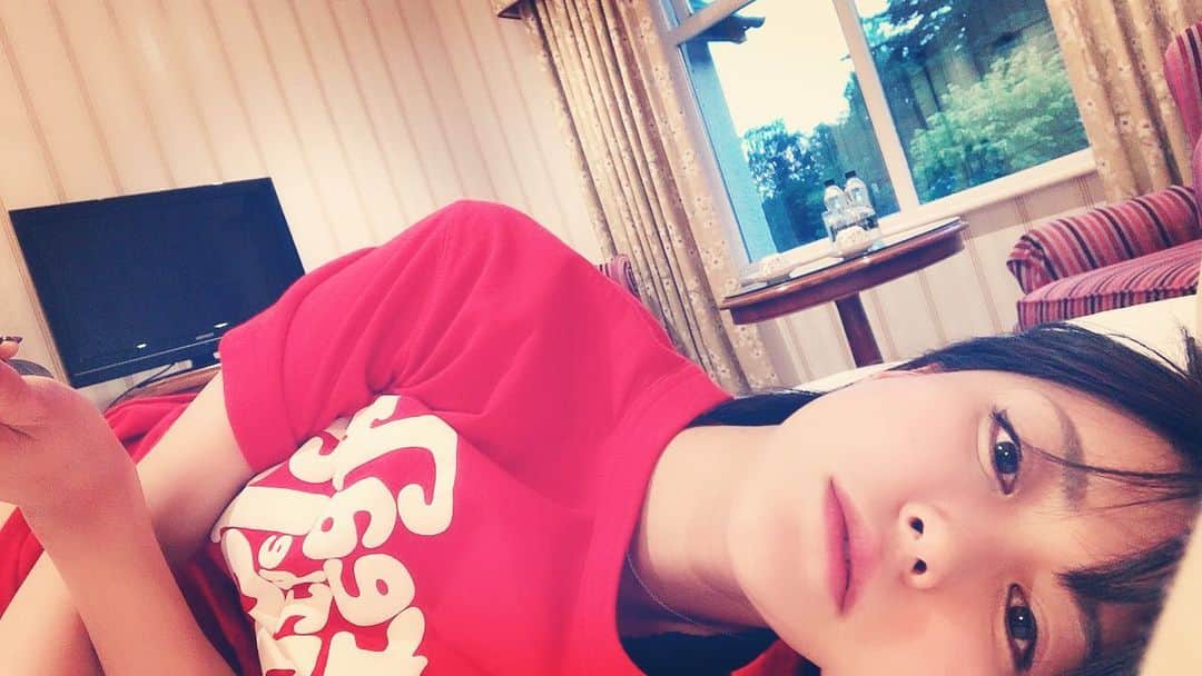 叶恵まそらのインスタグラム：「夕飯後ほろ酔いで部屋で寝転がる私。 時刻は22時前。まるで昼間みたいな明るさ🏞スコットランドの夜はとても短い。」