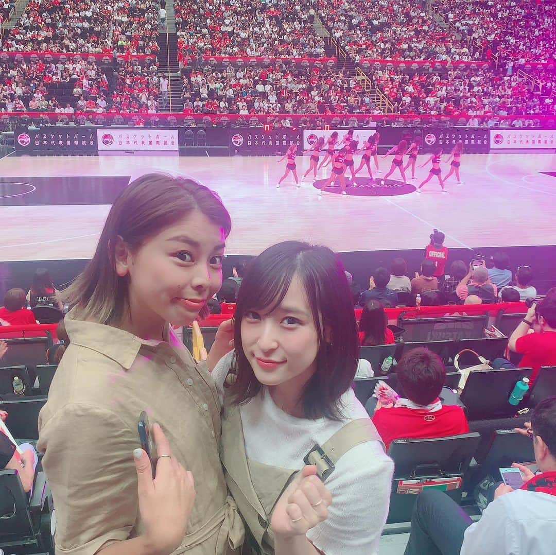 中崎絵梨奈さんのインスタグラム写真 - (中崎絵梨奈Instagram)「あんちゃんにも会えたー☺︎❣️❣️🏀 服がおそろいみたいやったね（笑） #basketballdiner #Bリーグ  #Bリーグ観戦 #bleague #バスケ #バスケットボール #スポーツ観戦女子 #バスケ好きな人と繋がりたい #スポーツ観戦 #バスケ女子 #japan #basketball #スポーツ #sports ##中崎絵梨奈 #ぷに子」8月22日 22時59分 - chu_erina